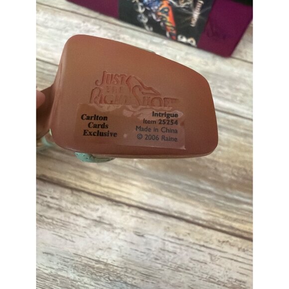 Just The Right Shoe Raine Carlton Cards Intrigue 2006 Mini Shoe Figurine NEW - Picture 12 of 13